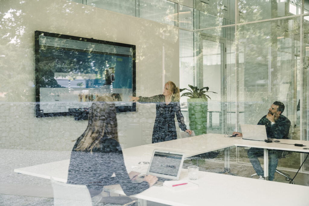 Loonkloof in het mkb neemt af: modaal inkomen van mannen nog wel 8,1% hoger