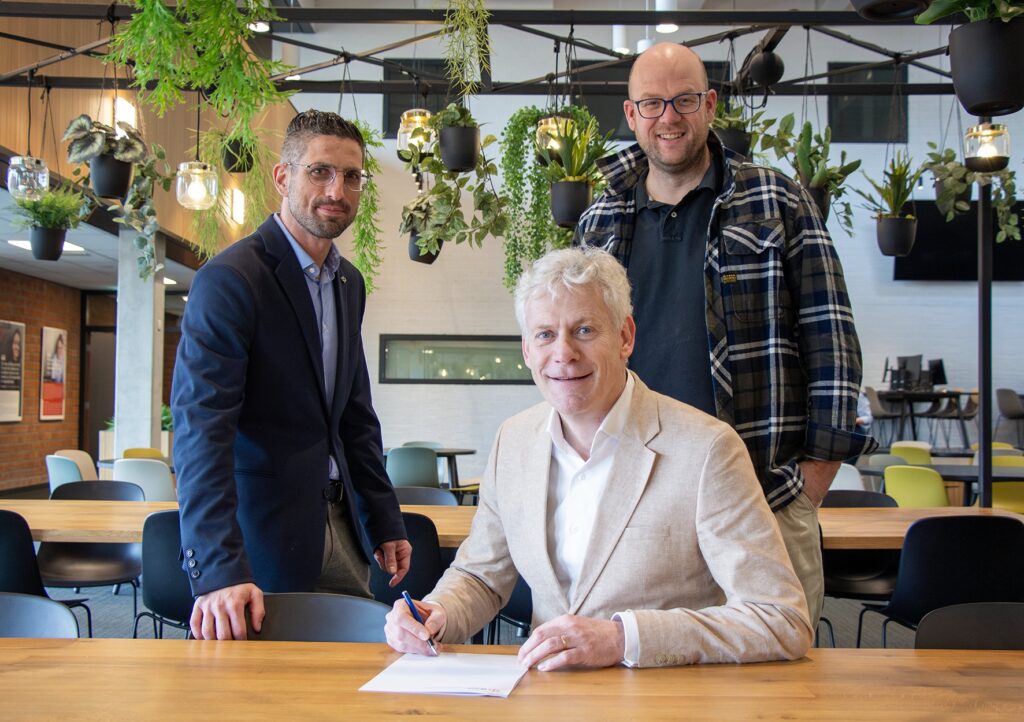 Tekenmoment samenwerking Van Spaendonck & De Rooi Pannen